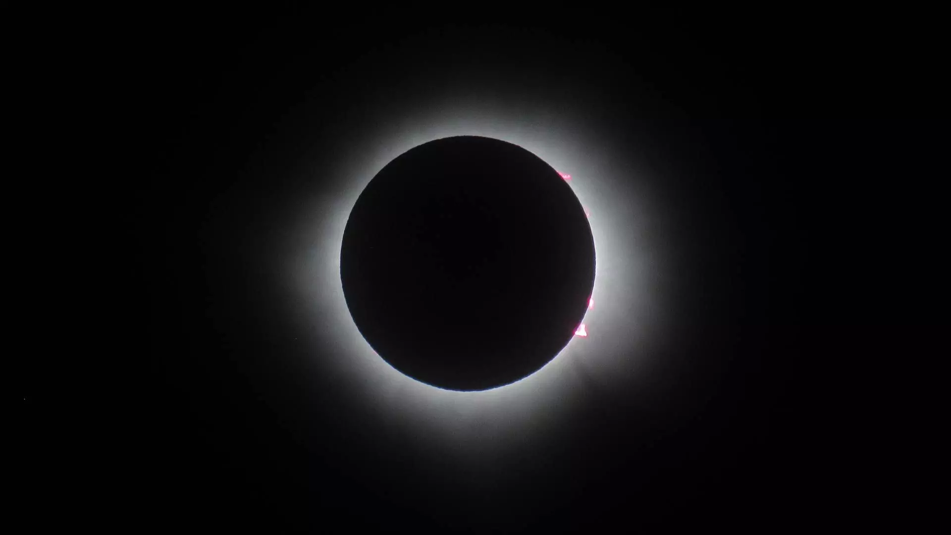 A simple vista, se pudieron observar protuberancias solares. Foto: Diego González Eclipse total en campus Laguna