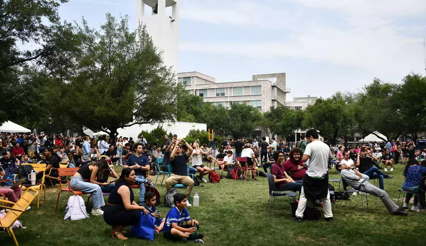 Familias y amigos en el campus Monterrey viendo el eclipse.