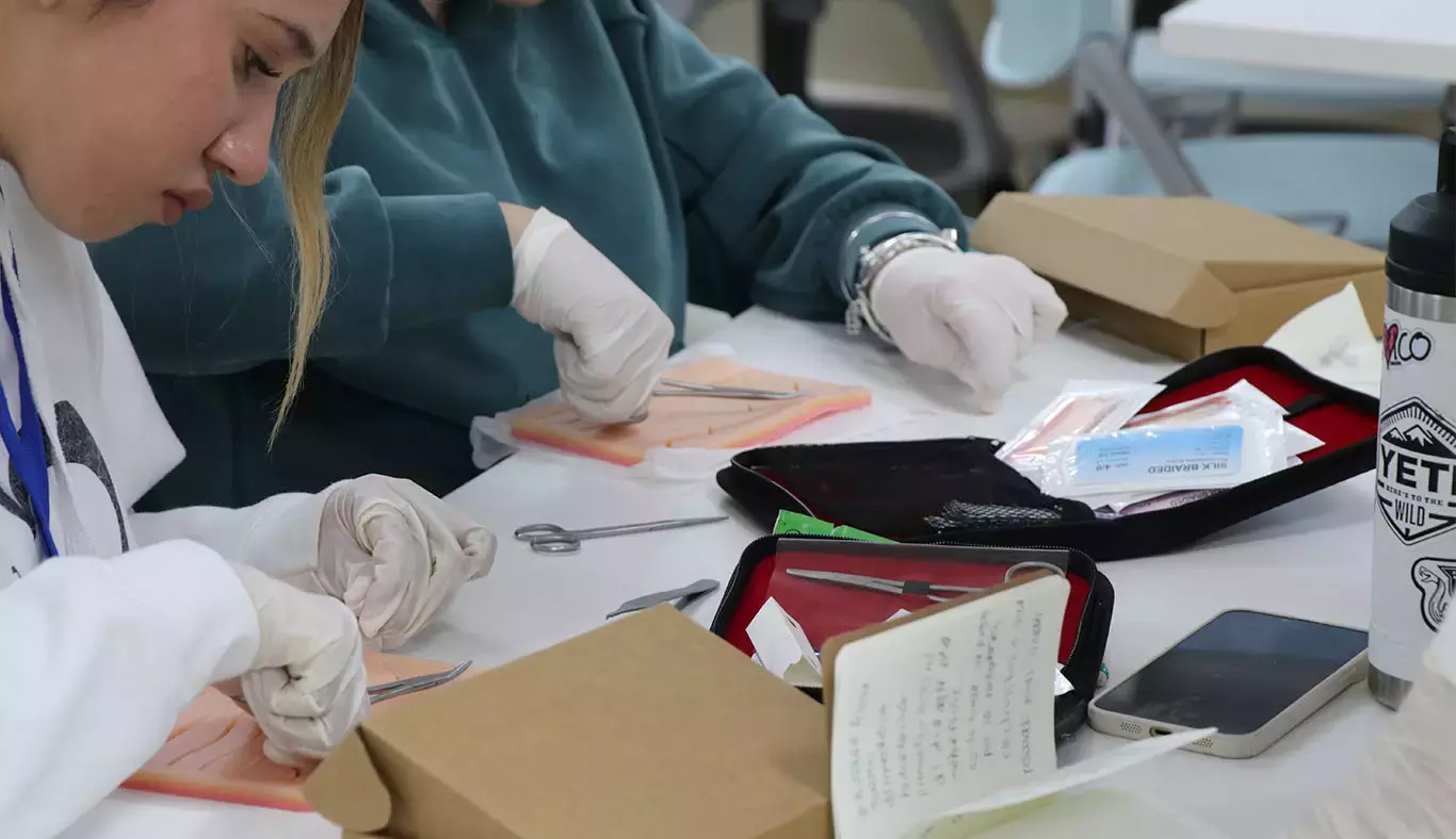 Estudiantes en taller de suturas