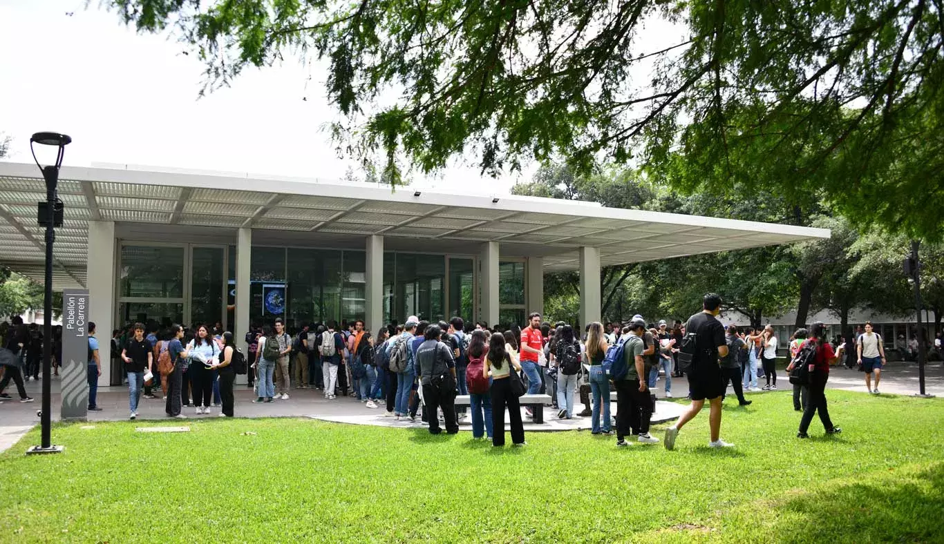 Alumnos esperando entrega de lentes especiales para eclipse.