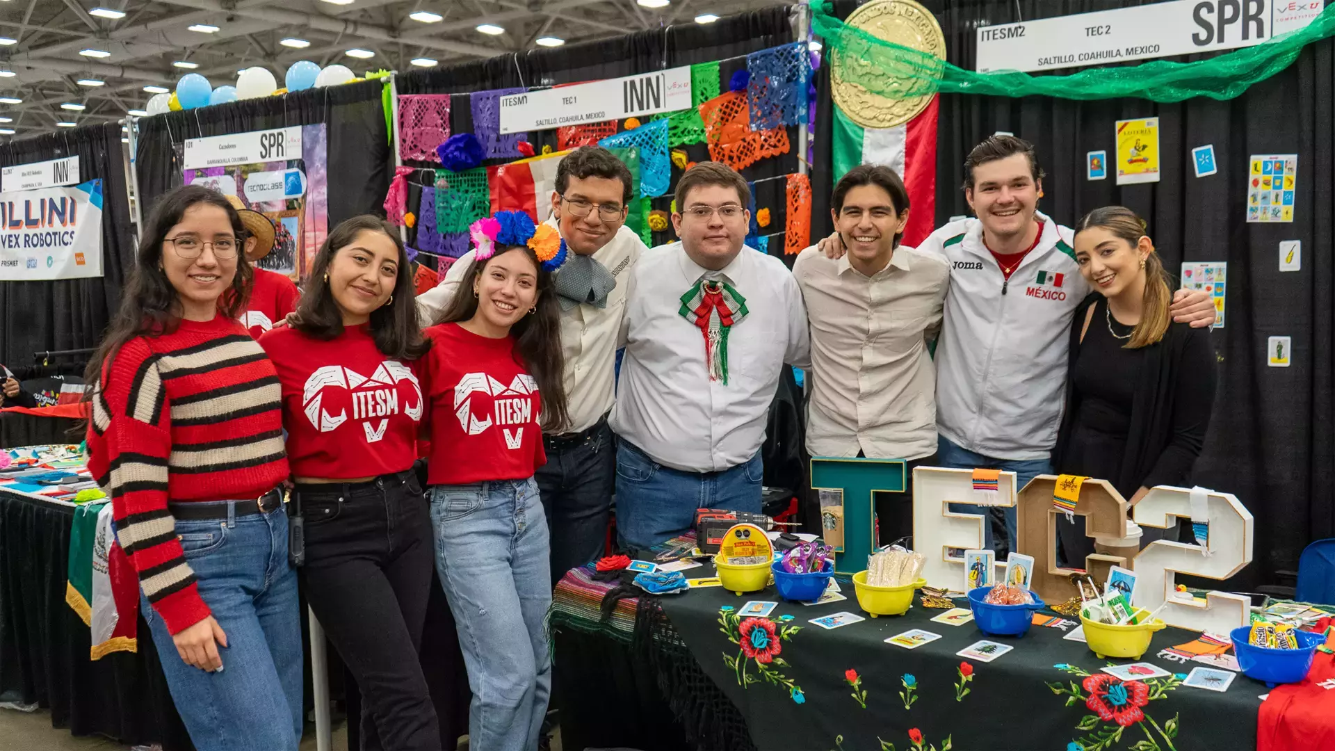 Equipo en stand mexicano