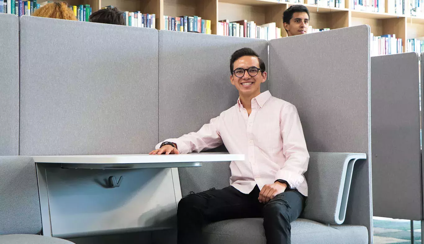 Estudiante en las renovadas instalaciones de Biblioteca