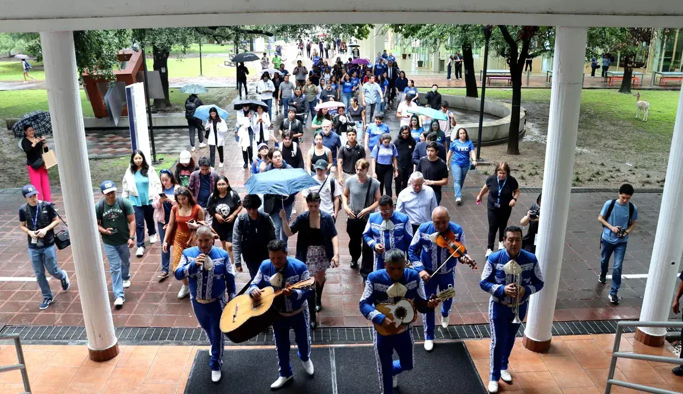 Mariachi recorre el campus Monterrey durante el aniversario del Tec.