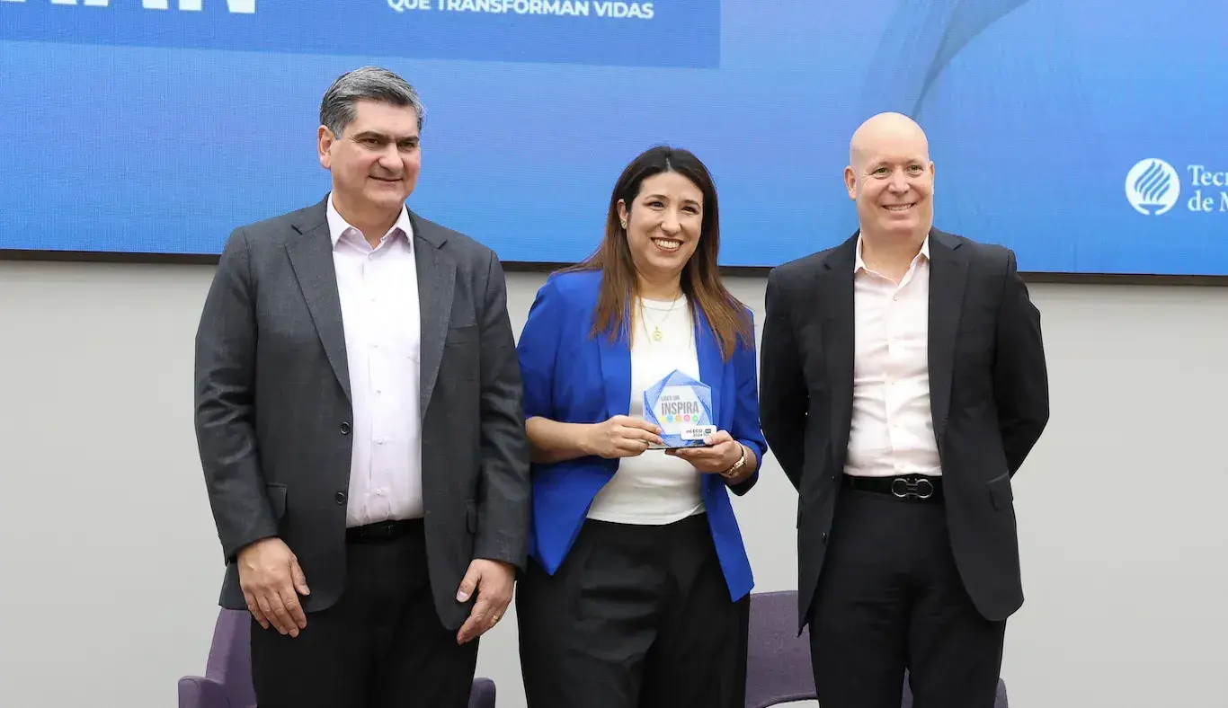 Se reconoce a líderes sobresalientes de la institución. 
