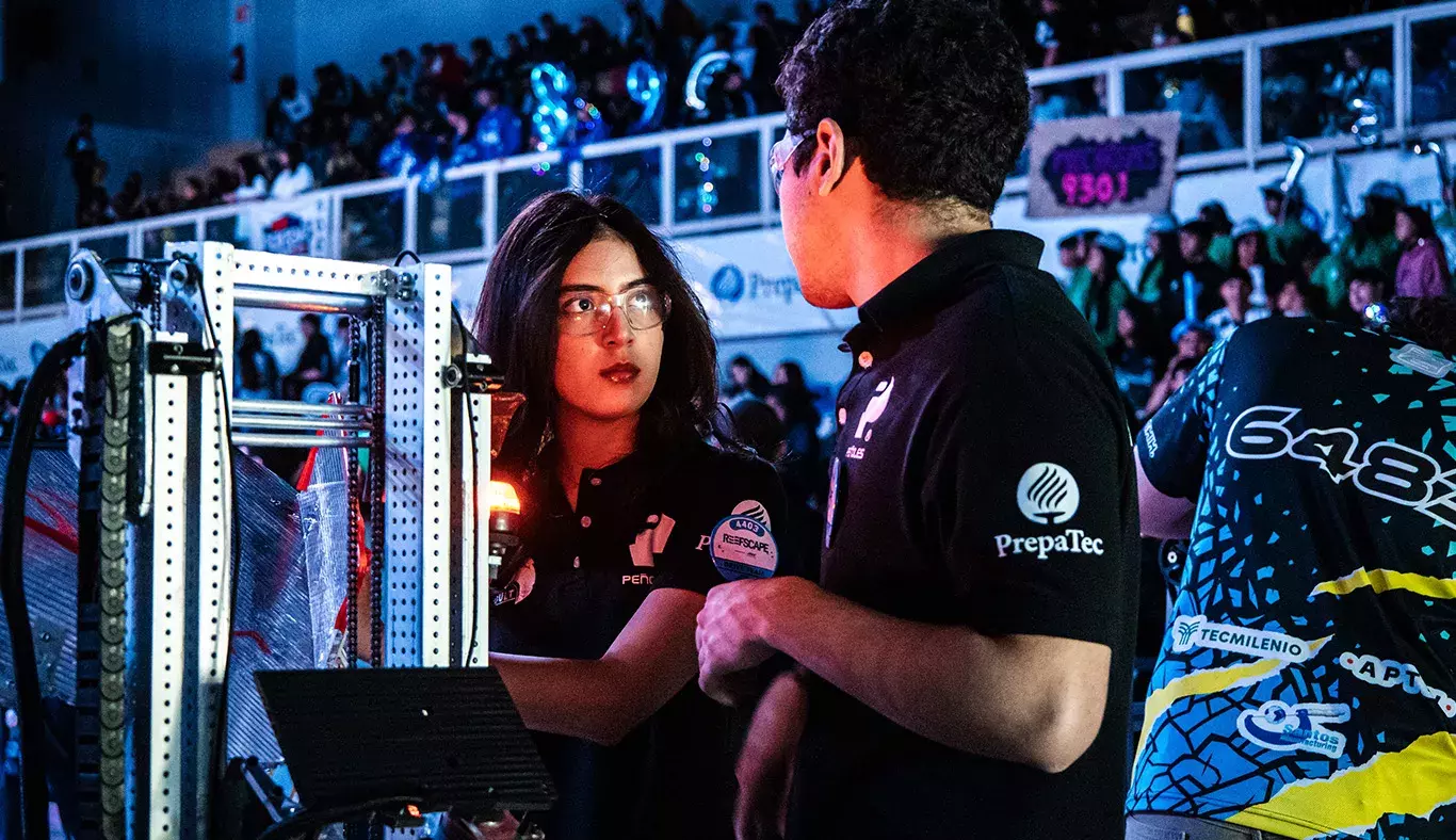 Jugador y jugadora alistan estrategia con su robot a un lado en el FIRST Regional Laguna 2025