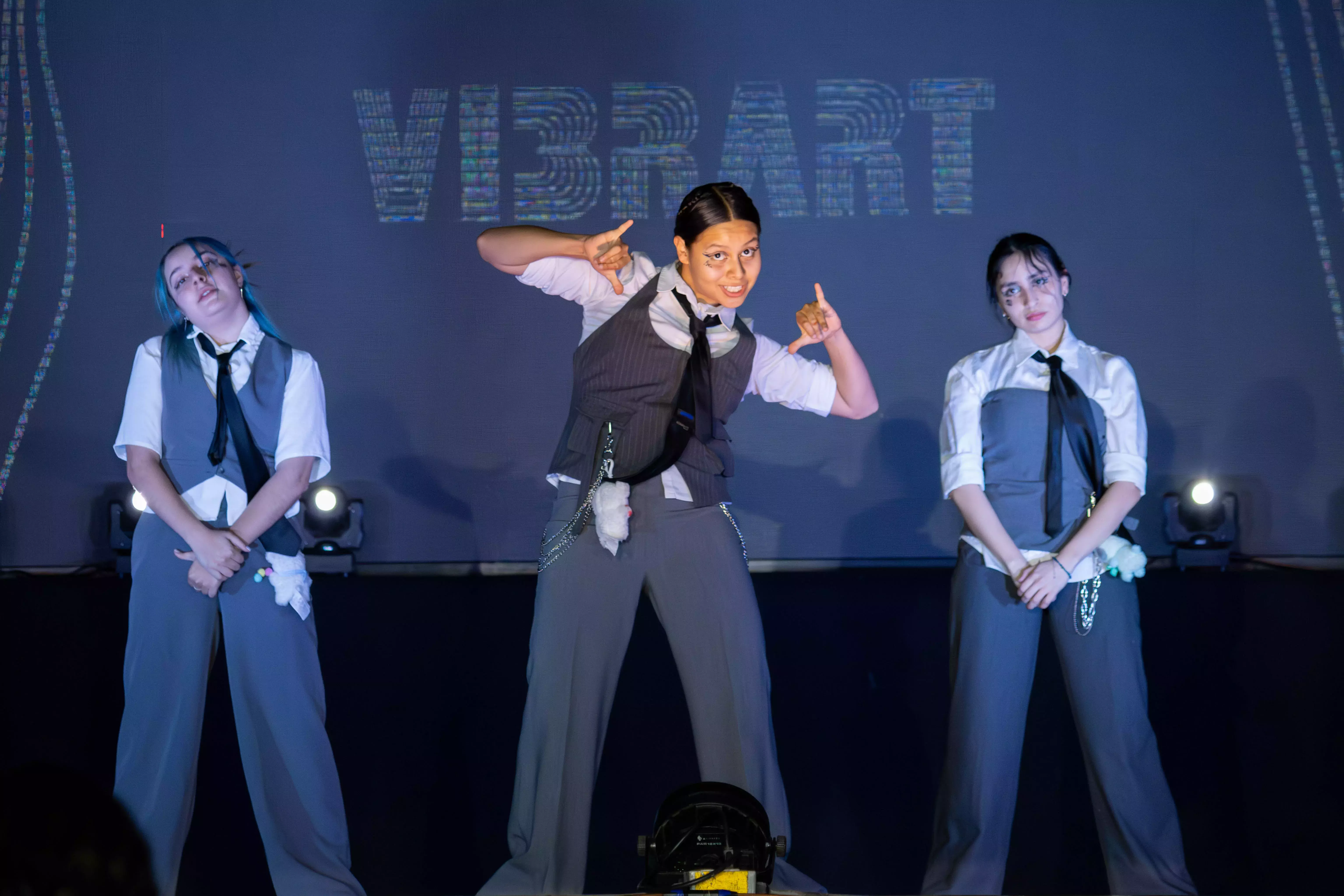 chicas bailando una coreografía de Kpop