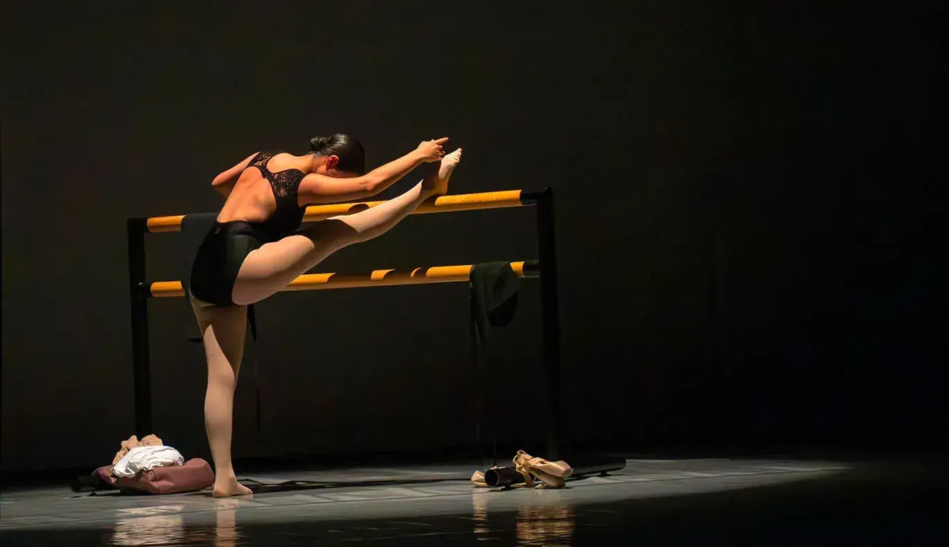 Bailarina de ballet del Tec de Monterrey campus Laguna se presenta en el teatro Isauro Martínez