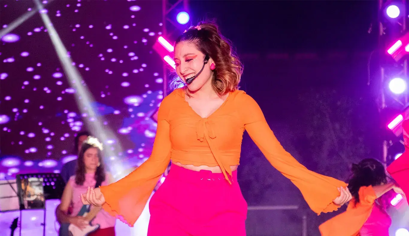 Alumna bailando y cantando.