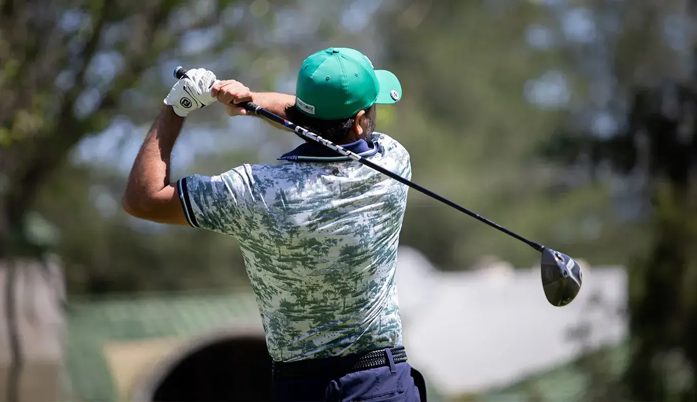 Jugador realiza golpe inicial durante el torneo EXATEC Blue Open en el campo de golf del Club de Golf Pachuca.