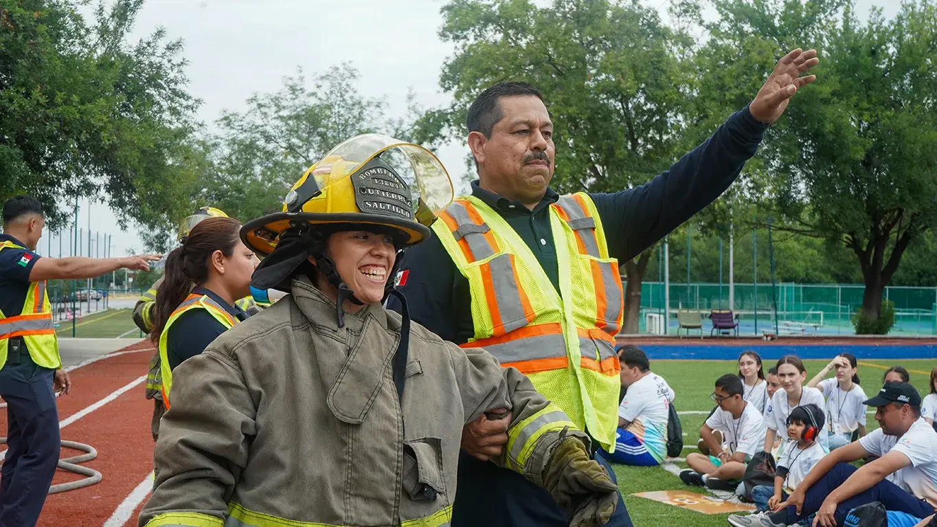 Actividad con bomberos en campamento Vive Extremo.