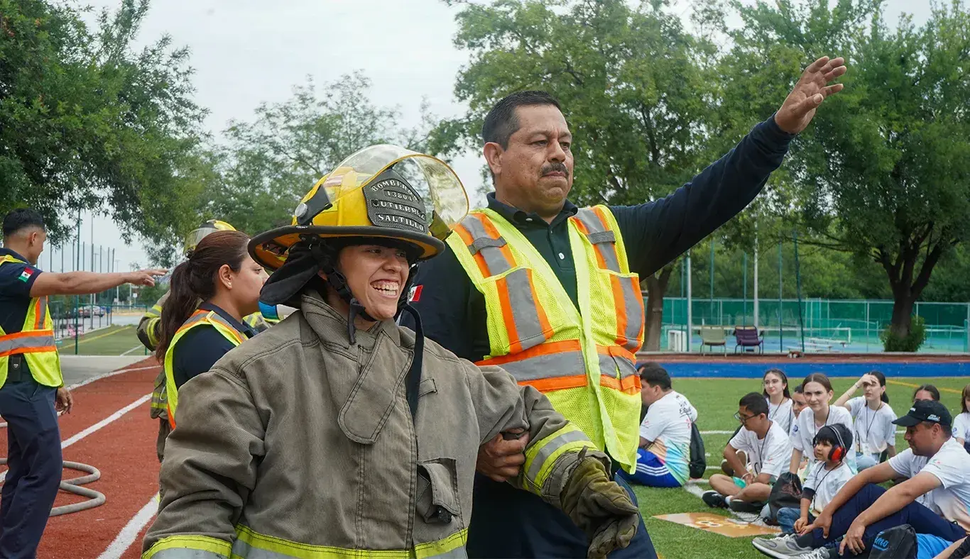 Actividad con bomberos en campamento Vive Extremo.