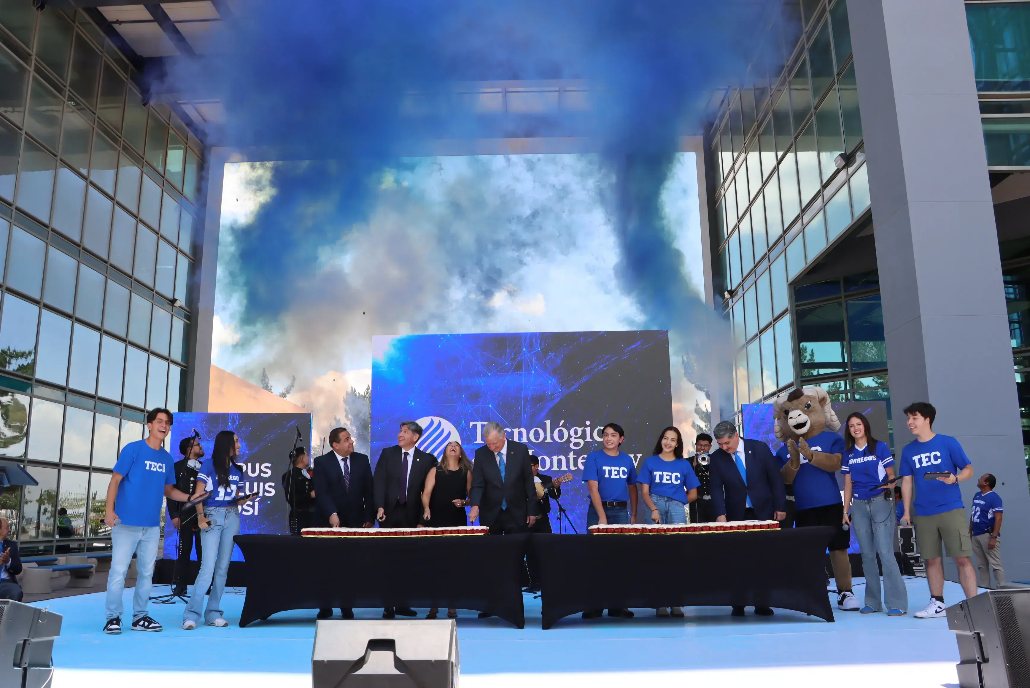 Autoridades partiendo el pastel