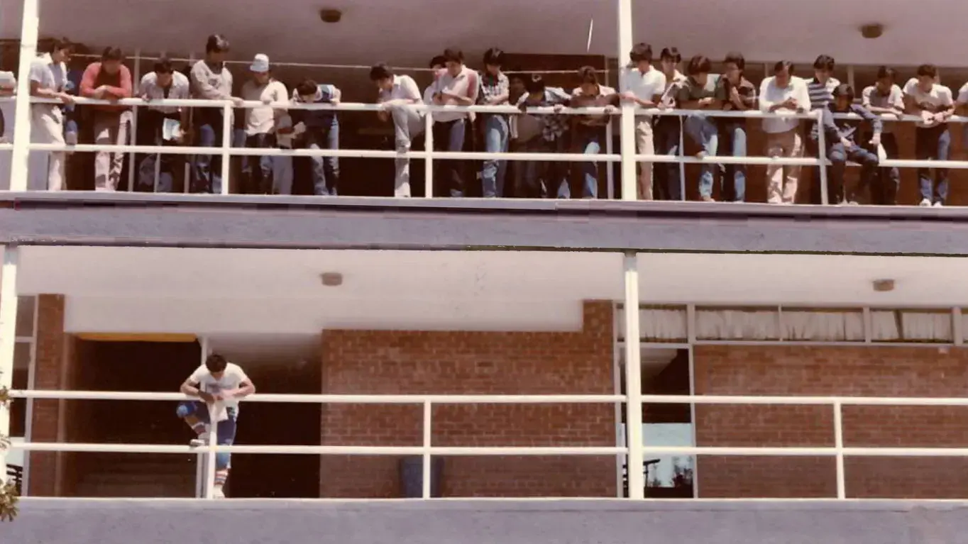 Estudiantes en el edificio rojo del Tecnológico de Monterrey campus Laguna en la colonia Estrella