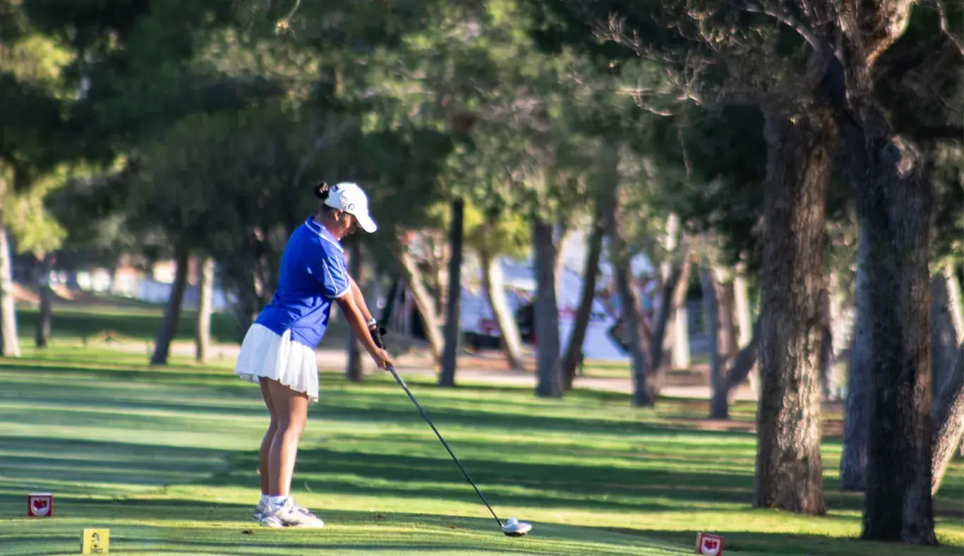 Jugadora preparando su tiro en uno de los hoyos del recorrido.
