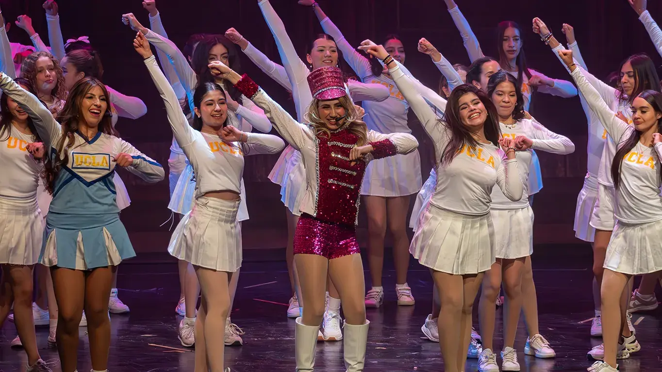 Alumnas bailando en grupo en musical Legalmente Rubia.