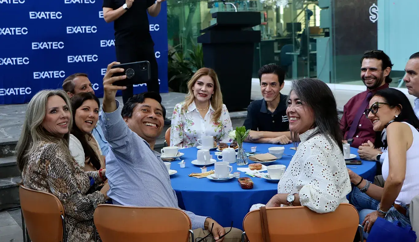 Campus Cuernavaca celebró “Regreso a Casa”, reuniendo a 137 EXATEC de 1985 a 2025 en una jornada de nostalgia, aprendizaje, clases muestra y reconocimiento a egresados con 40 años de trayectoria.