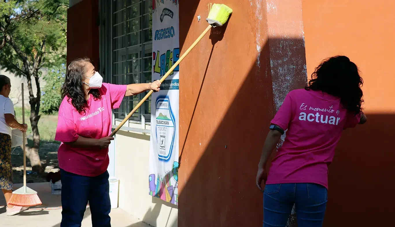 La comunidad del Tec campus Cuernavaca restauró la Escuela Telesecundaria Tezontli en Emiliano Zapata a través del Voluntariado Institucional, mejorando salones, canchas y espacios comunes.