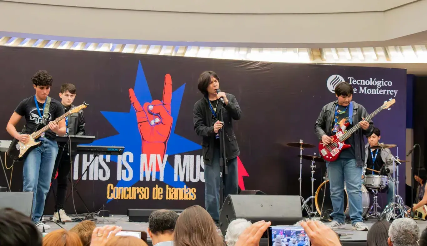 Banda presentándose en vivo en plaza comercial de Torreón por This is my music