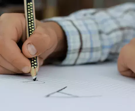 Estudiante trabajando en casa