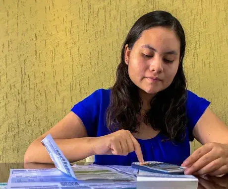 Alumna haciendo cuentas