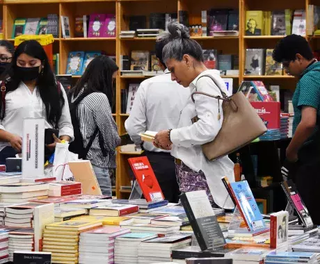 Lectores y lectoras en la Feria Internacional del Libro Monterrey 2022