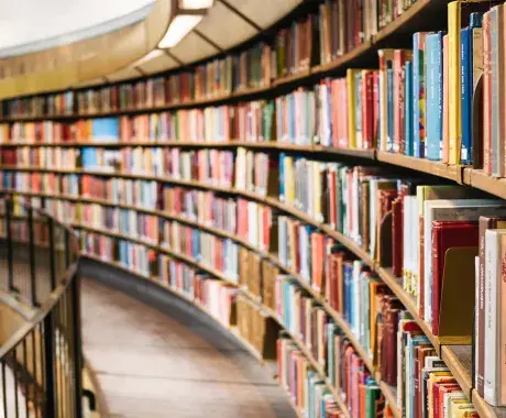 Biblioteca con más de 1000 libros físicos