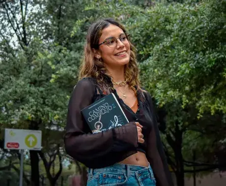 Valeria Belloda firma uno de sus libros en la FIL 