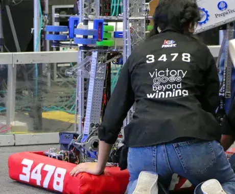 Integrante LamBot con el robot