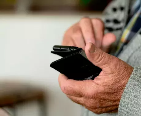 Adulto mayor combate el rezago digital utilizando teléfono inteligente
