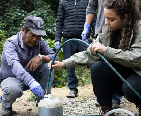 Nora Torres, fundadora de Káapeh México junto a un agricultor.