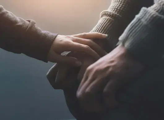 Persona tomando de la mano a otra persona
