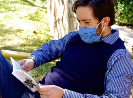 Profesor Tec con libro de cuentos