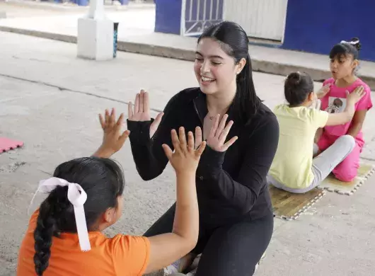 fernanda romero brindando clases a niñas de primaria