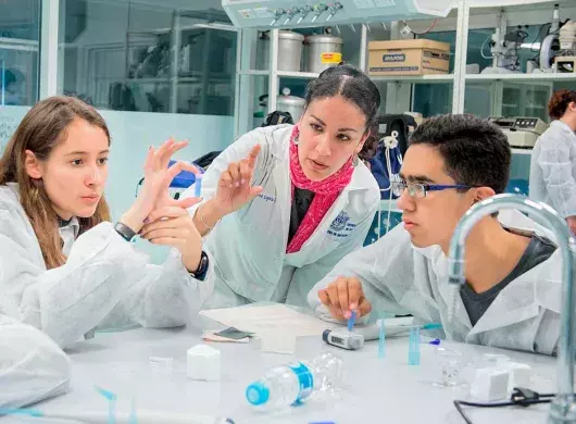 Alumnos del Tec de Monterrey realizando prácticas en un laboratorio