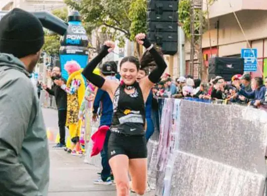 cruzando la meta del maraton internacional de culiacan