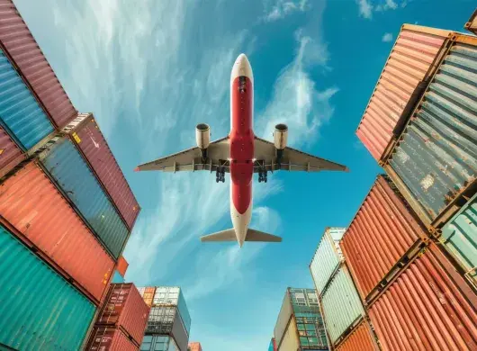 Avión volando sobre contenedores