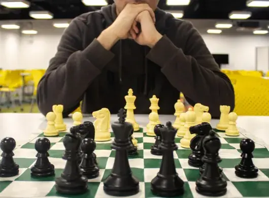 estudiante practicando para torneo de ajedrez