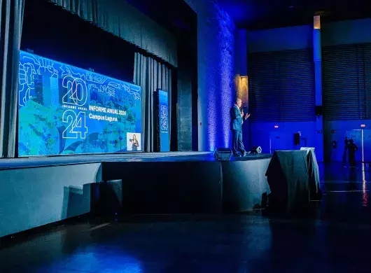 Agustín Hernández Castro, director general del Tec de Monterrey campus Laguna presenta el Informe Anual 2024 en un escenario