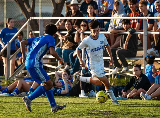 Jugadores de Borregos Laguna disputan el balón en partido de futbol soccer del Torneo Región Noroeste