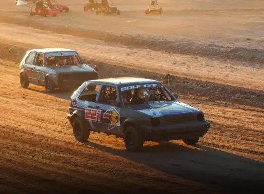 Carros corriendo sobre pista de arcilla. 