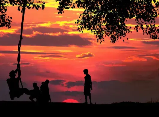 Niños jugando en el atardecer