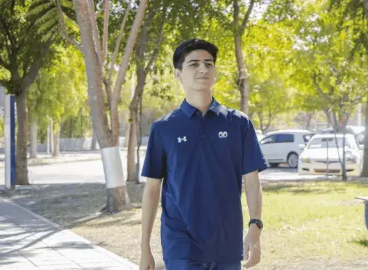erick escamilla caminando en pasillo del tec