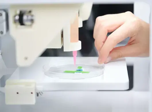 Investigador preparando bioimpresora para imprimir células en 3D 