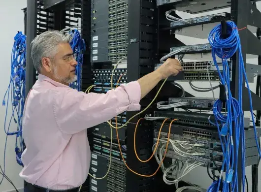 Profesor lidera laboratorio inclusivo enfocado a redes computacionales