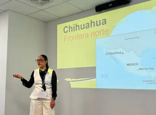 Cristina Rumbo, profesora de la Escuela de Ciencias Sociales y Gobierno expuso su trabajo sobre migración