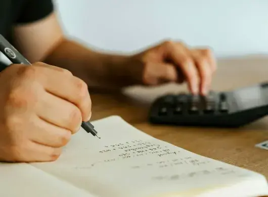 Persona con calculadora revisando finanzas personales