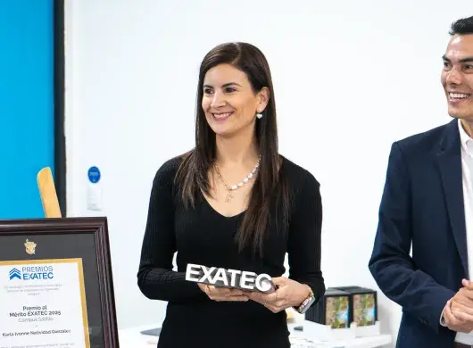 Karla Natividad recibiendo el Premio al Mérito EXATEC
