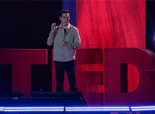 Adrián González dando una conferencia en TedXTecdeMonterrey