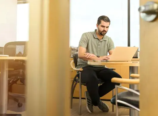 Persona laborando en oficina