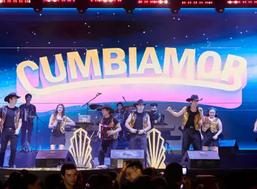 CUMBIAMOR durante su presentación en el festival VIBRART 2025 en la ciudad de Querétaro 